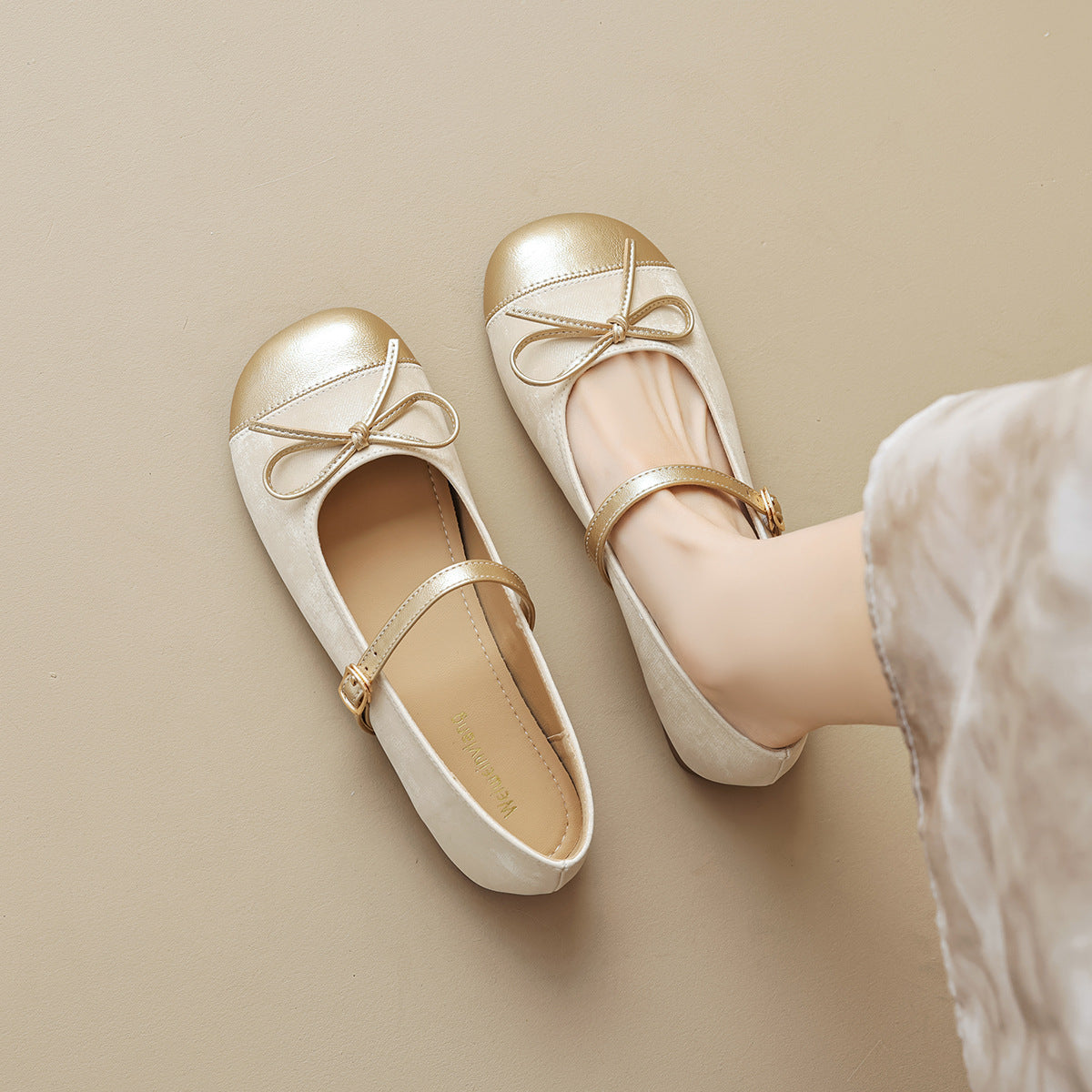 Women's Ballet Flats with Decorative Strap and Elegant Bow