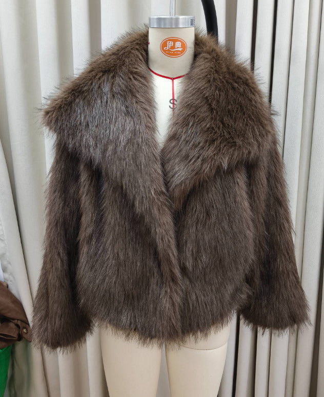 Women's Elegant Faux Fur Coat with Voluminous Collar