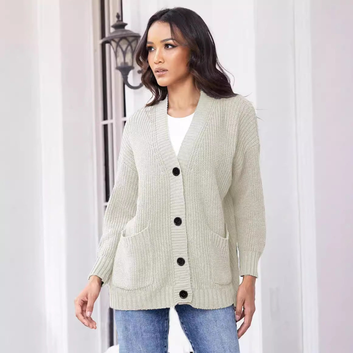 Women's Chunky Knit Cardigan with Practical Pockets and Elegant Button Details