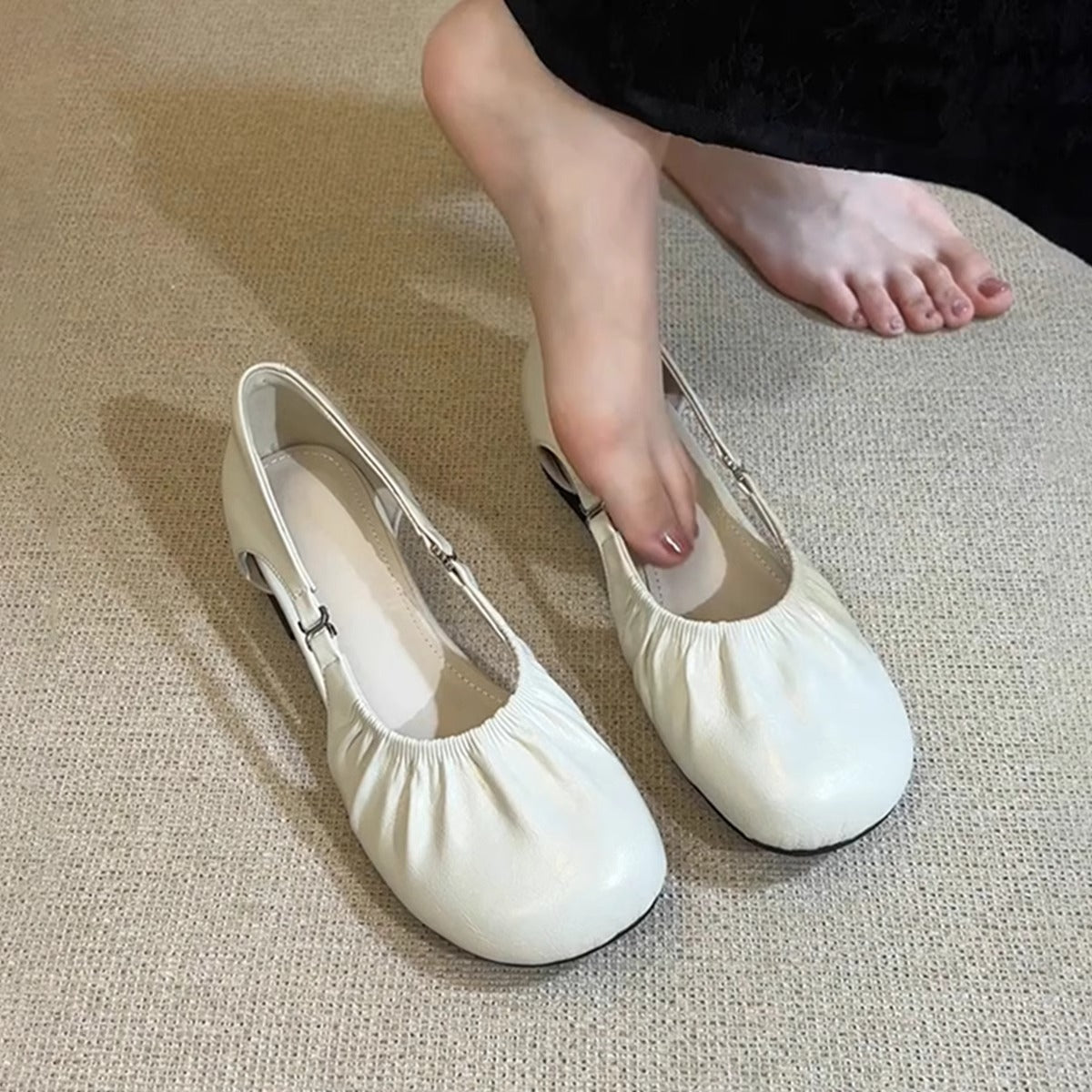 Women's Ballet Flats with Elastic Pleated Design and Adjustable Strap