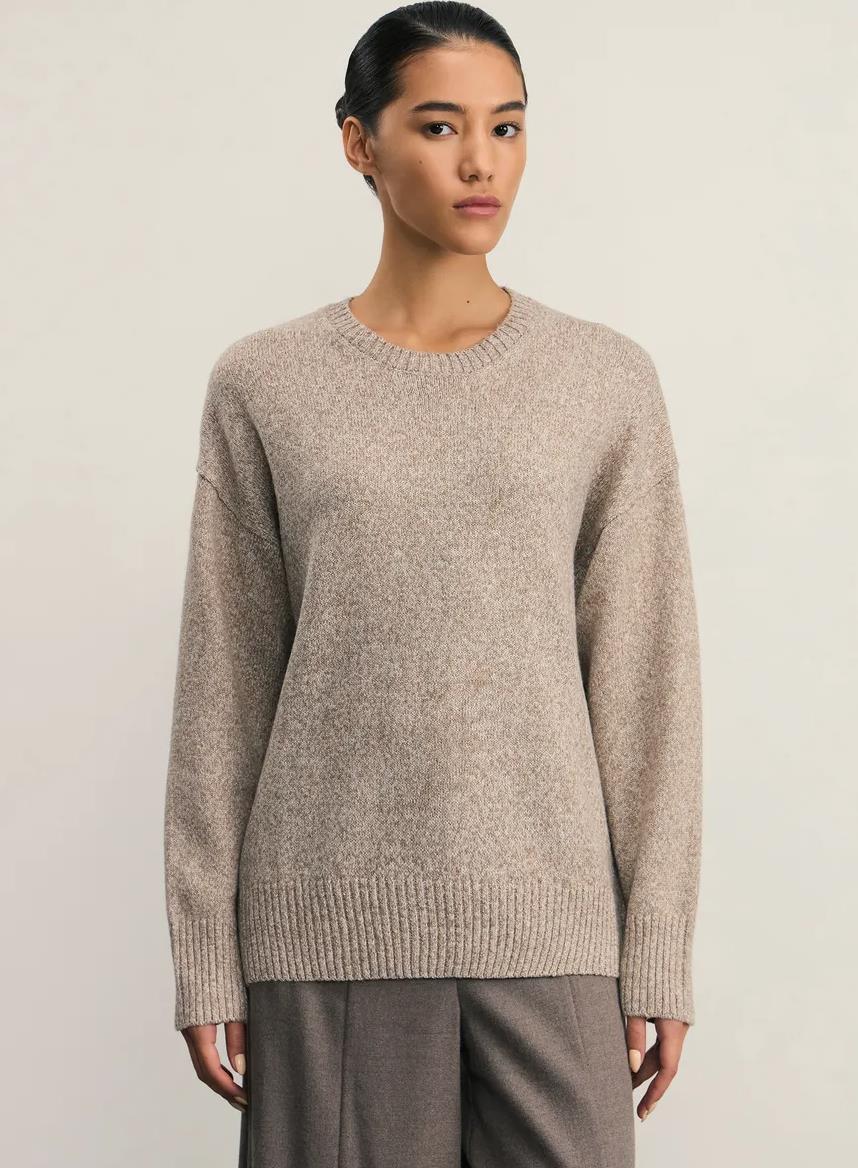 Women's Comfortable and Elegant Knit Sweater with Dropped Shoulders and Ribbed Cuffs