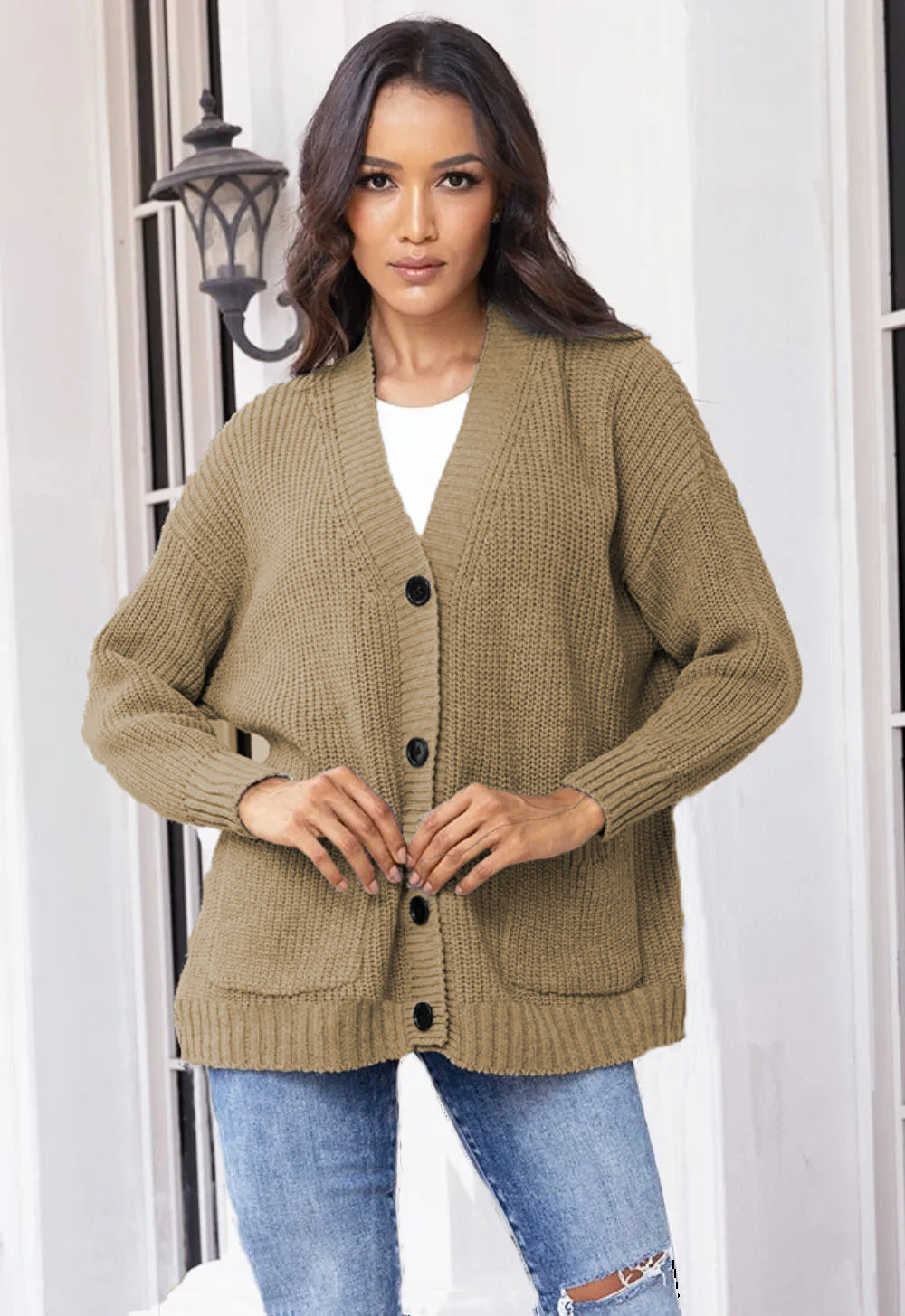 Women's Chunky Knit Cardigan with Practical Pockets and Elegant Button Details