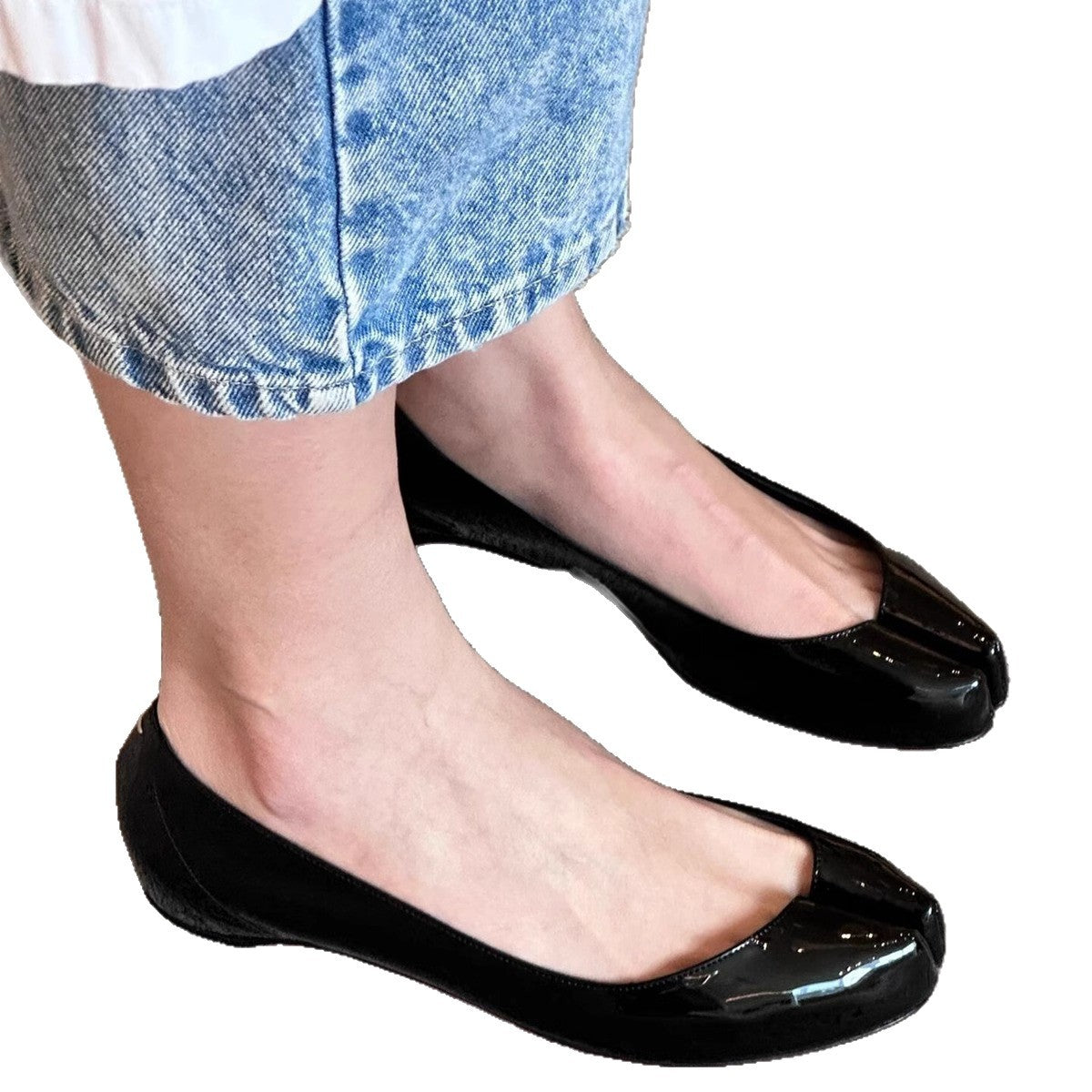 Women's Ballet Flats with Elegant High-Gloss Finish and Comfortable Strap