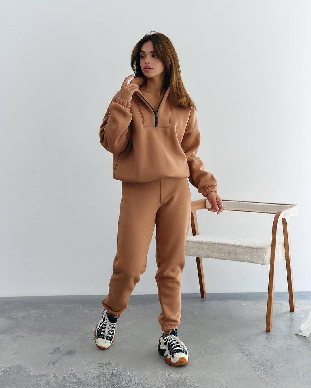 Women's Athleisure Two-Piece Set Made of Thick French Terry with a High Collar, Half Zipper, and Drawstring Pants