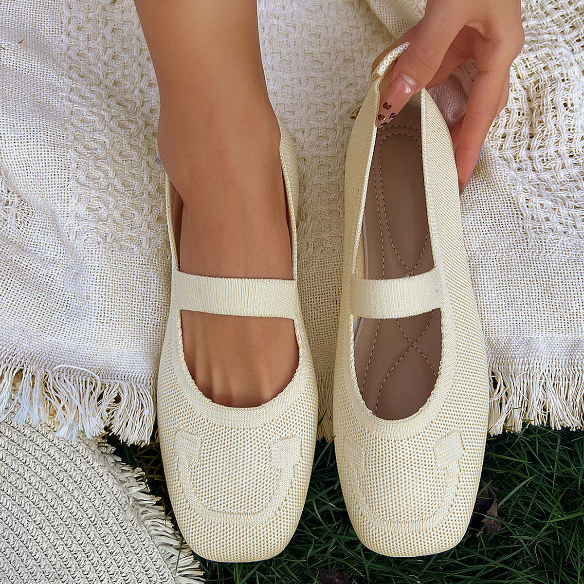 Women's ballet flats with elastic strap and elegant cut
