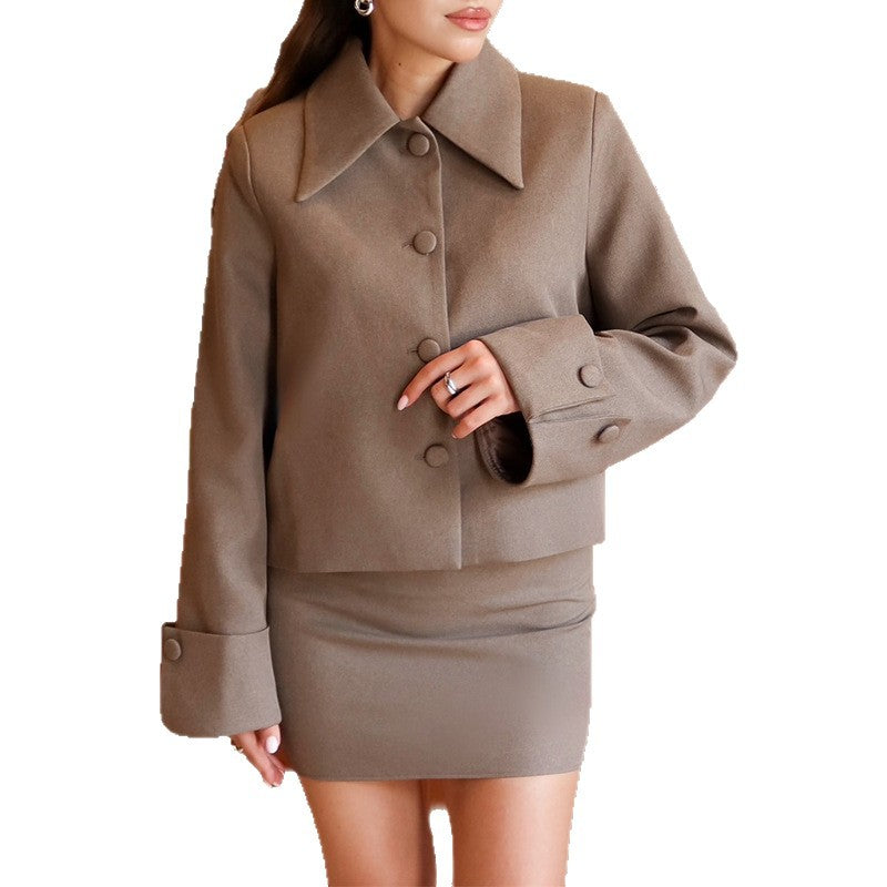 Elegant Short Jacket with Wide Collar and Button Detail
