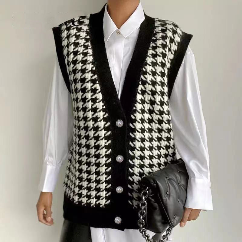 Women's Sleeveless Knit Vest with Plaid Pattern and Decorative Buttons