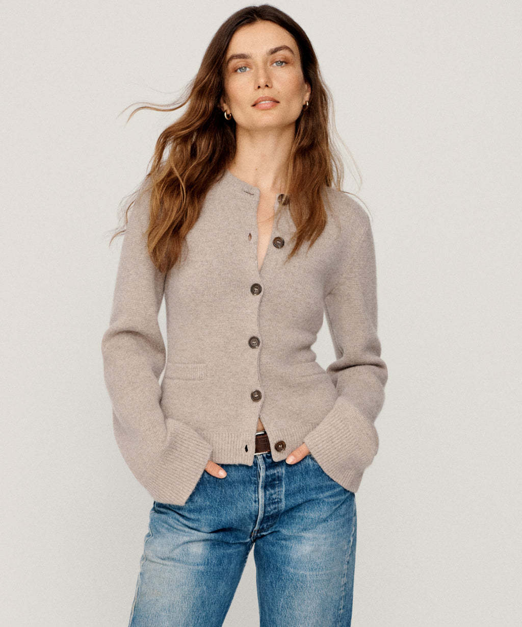 Women's Elegant Cardigan with Button Details and Practical Pockets