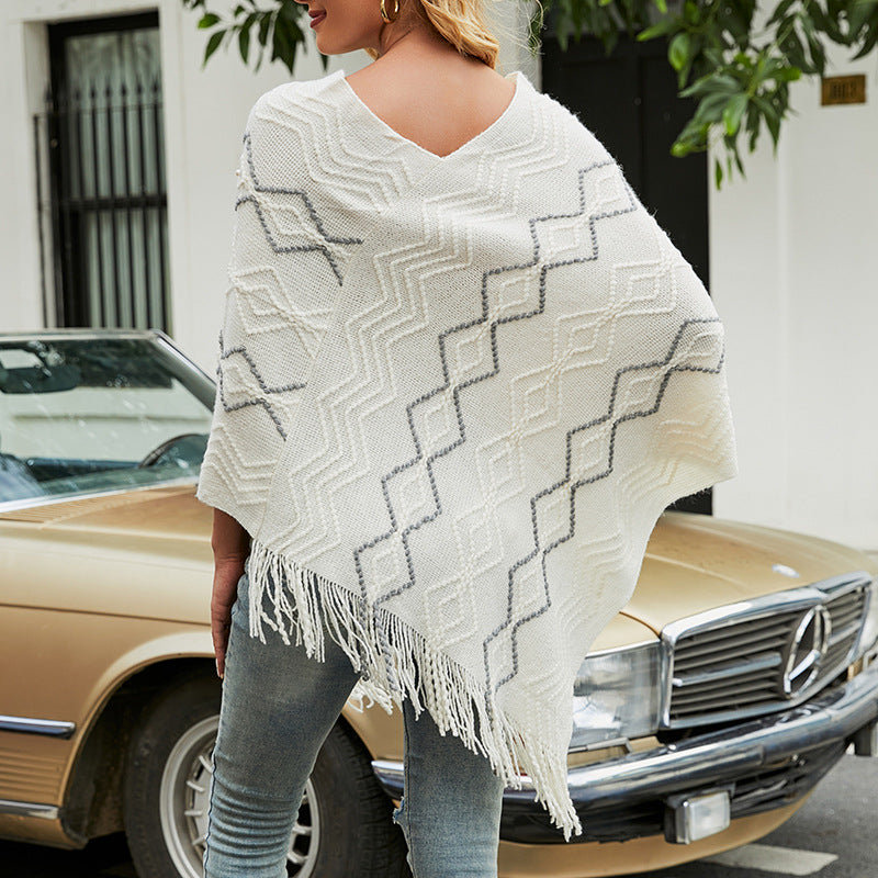 Women's Elegant Poncho with Textured Pattern and Decorative Fringe