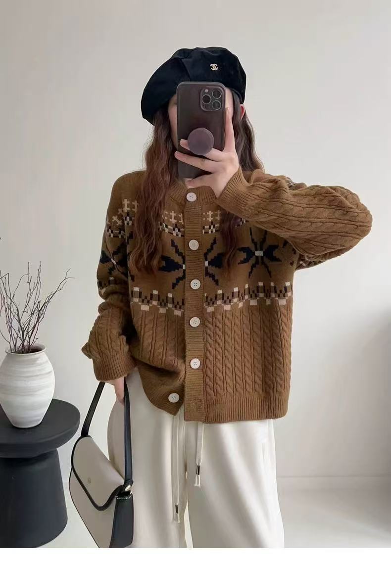 Women's Chunky Knit Cardigan with Cable Pattern and Buttons