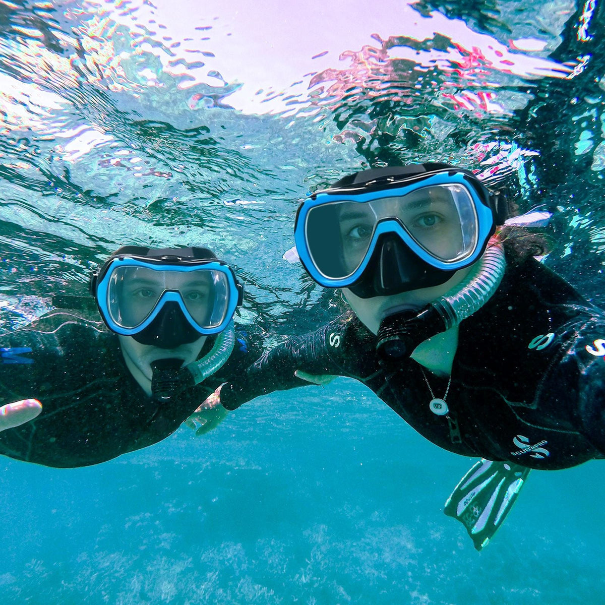 Diving mask with wide field of vision