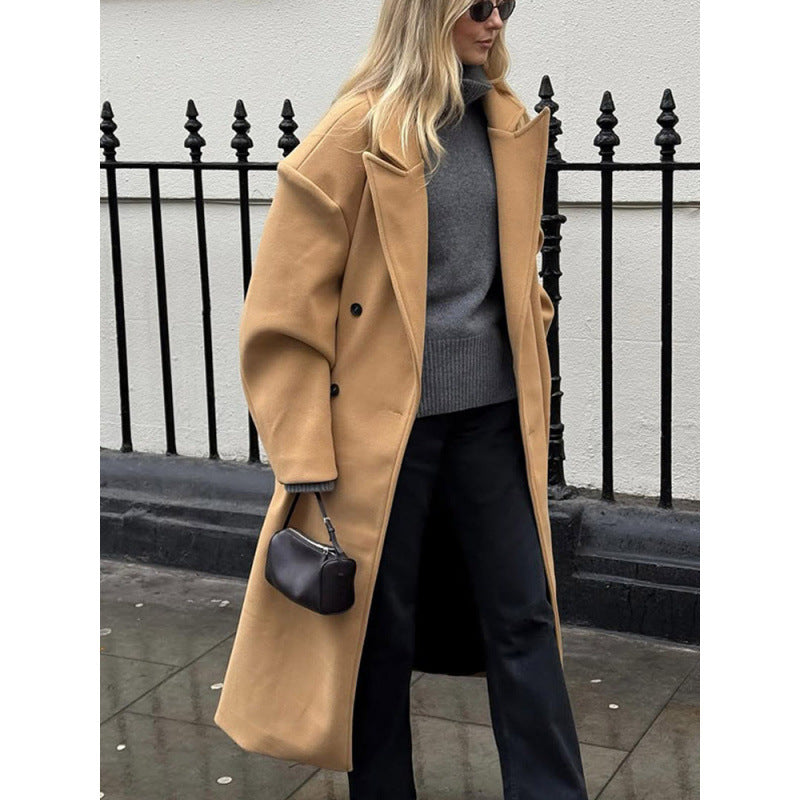 Elegant Wool Coat in Modern Retro Design