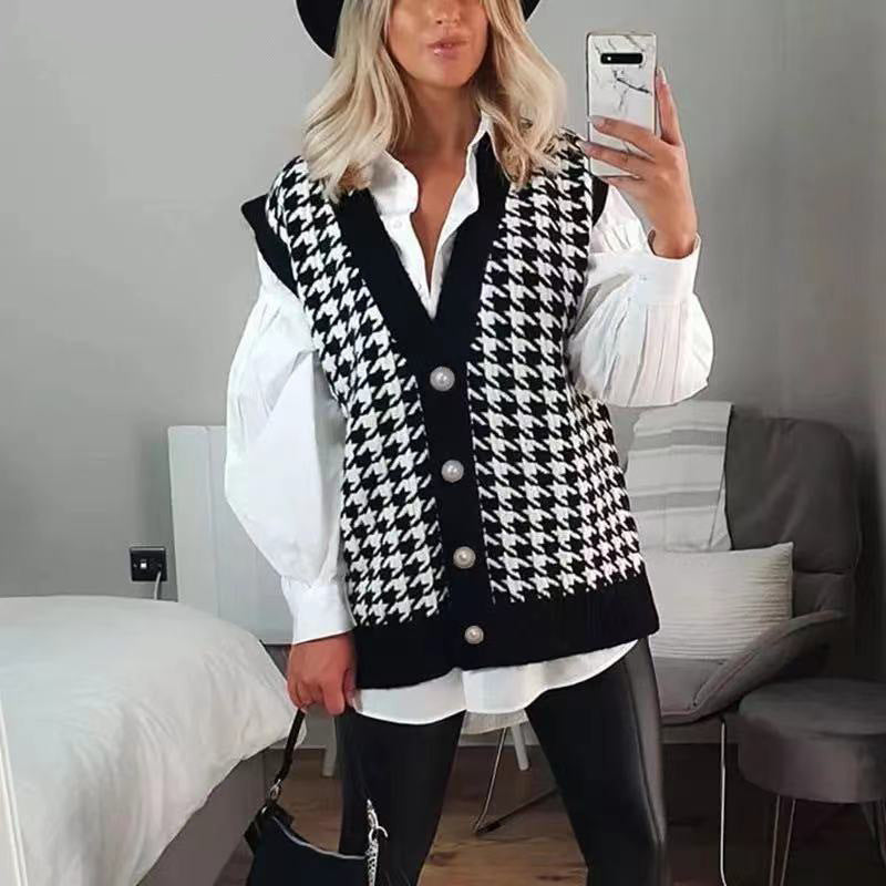 Women's Sleeveless Knit Vest with Plaid Pattern and Decorative Buttons