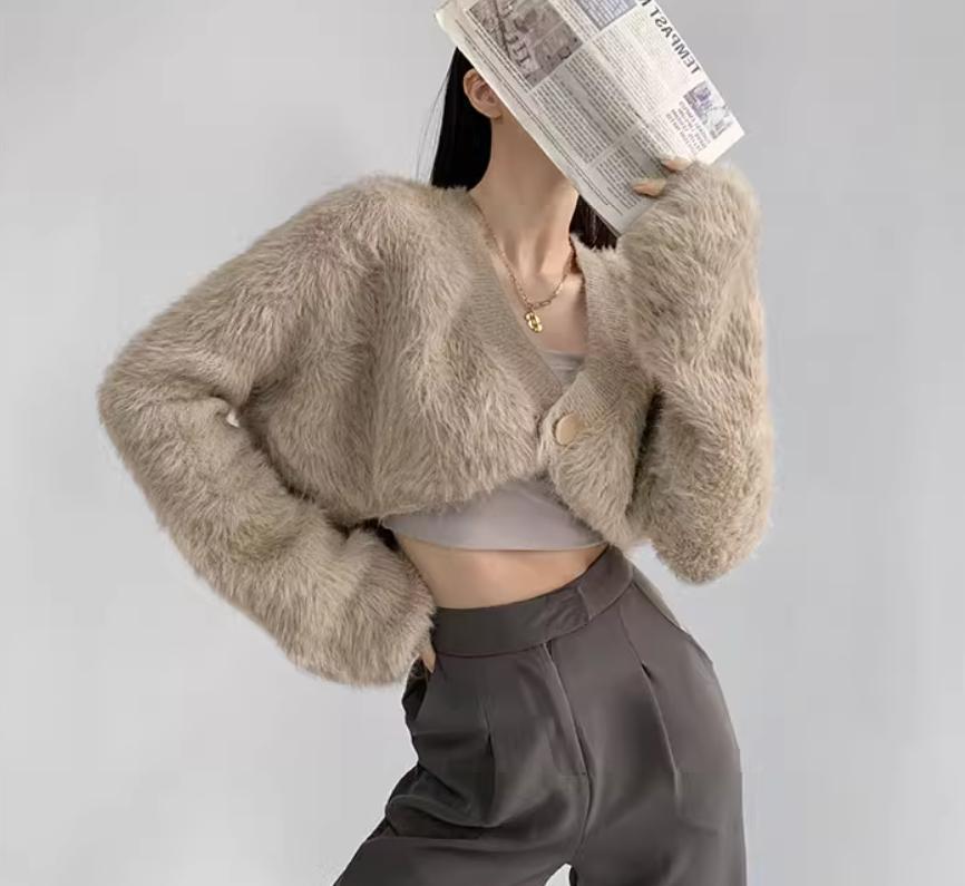 Women's Cropped Cardigan with Voluminous Sleeves and Button Detail