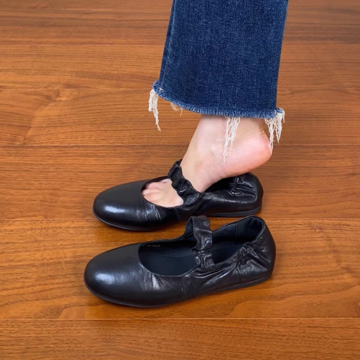 Women's Ballet Flats with Elastic Strap Design and Ergonomic Footbed