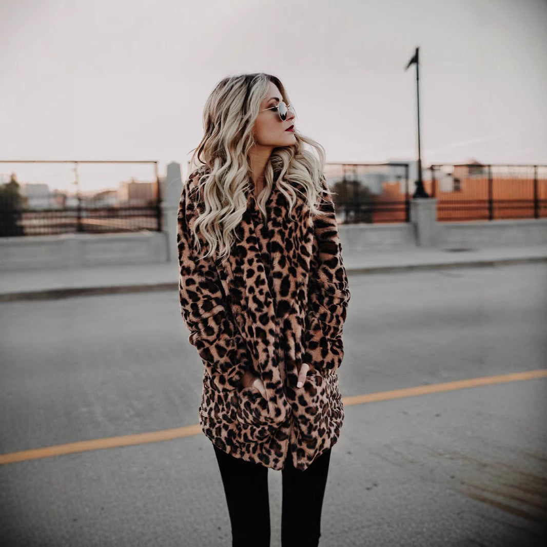 Women's Luxurious Faux Fur Coat in Exotic Leopard Print