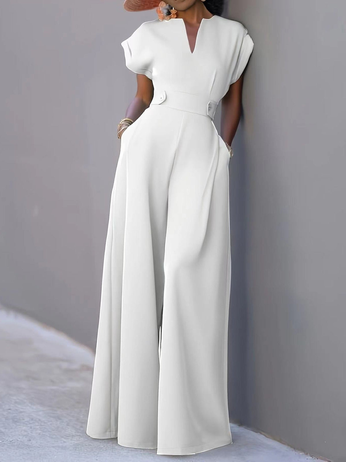 Elegant Jumpsuit with Wide Leg and Practical Pockets