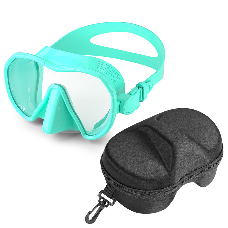 Diving mask with wide field of vision