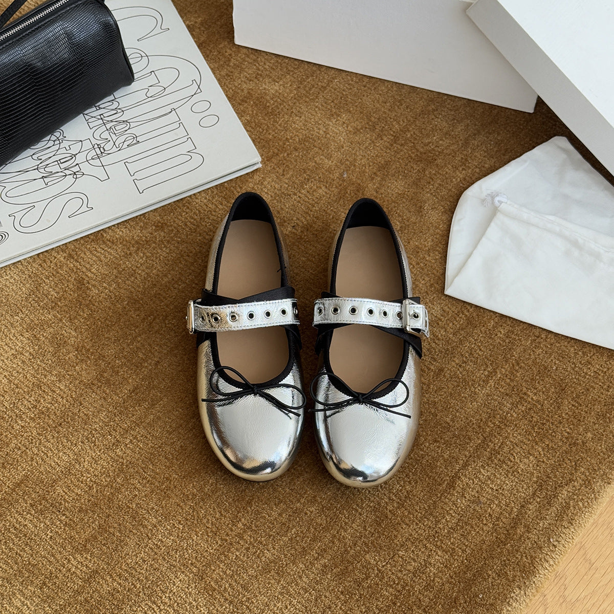 Women's ballet flats with decorative strap and shimmering metallic look