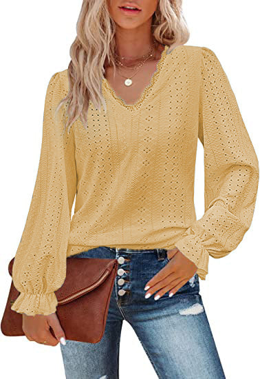 Women's Blouse with Romantic Cut and Detailed Embroidery