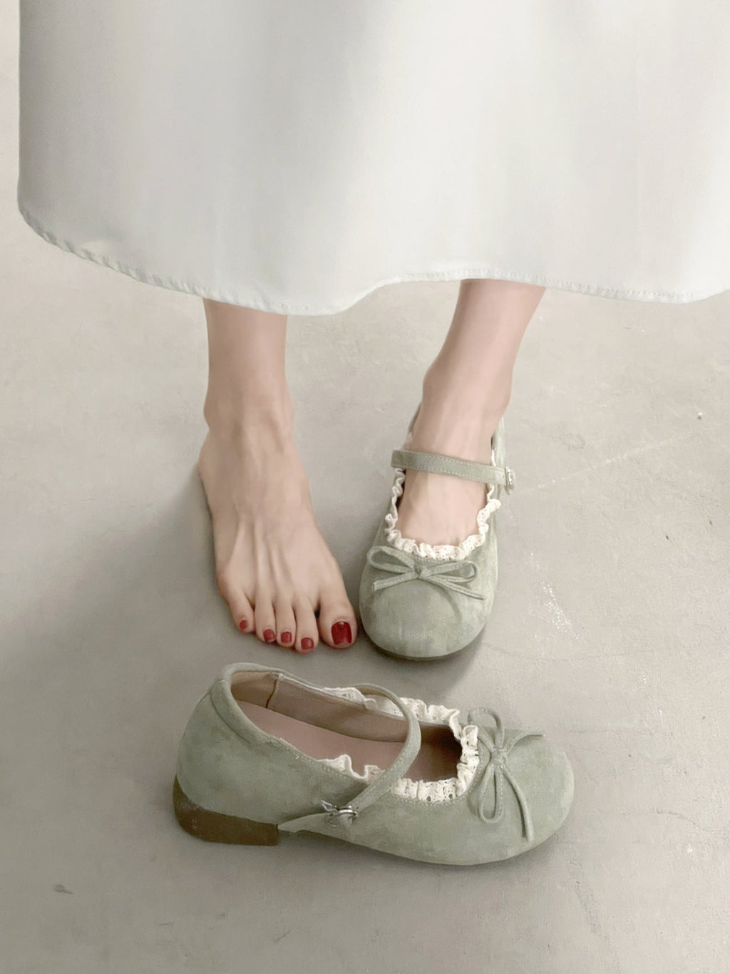 Women's ballet flats with elegant ruffled edge and practical strap