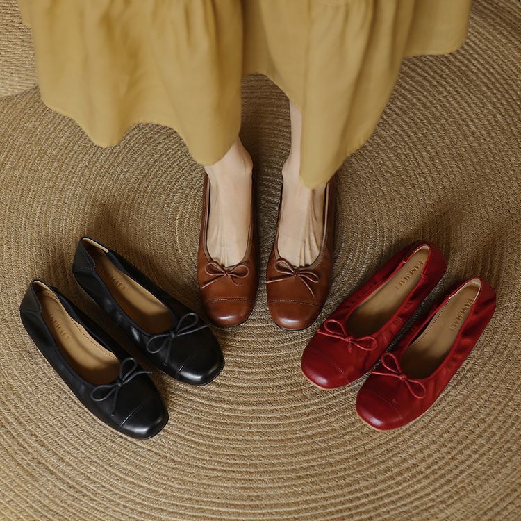 Women's Ballet Flats with Elegant Bow Accent in High-Quality Leather