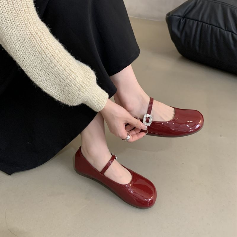 Women's Ballet Flats with Decorative Strap and Elegant Design