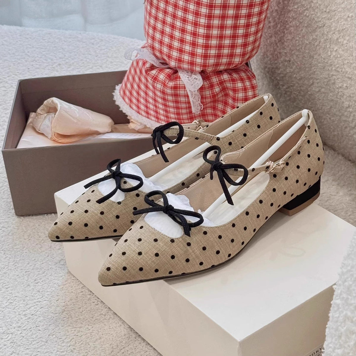 Women's Ballet Flats with Dot Pattern and Bow Accent