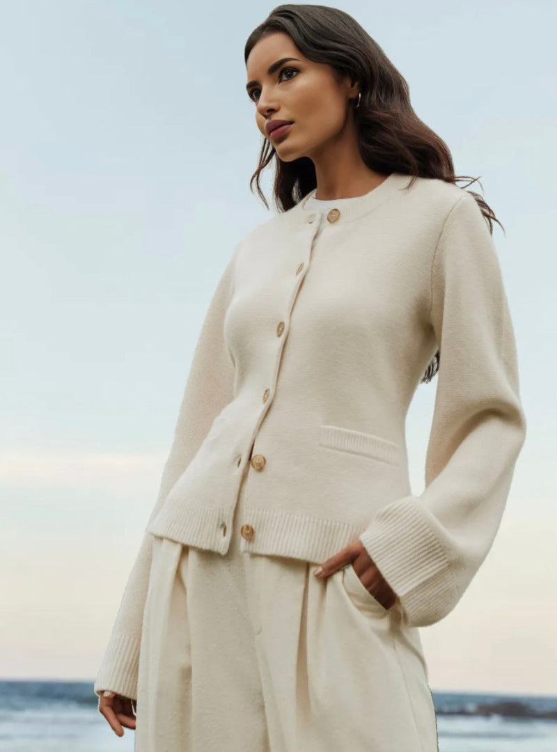 Women's Elegant Cardigan with Button Details and Practical Pockets