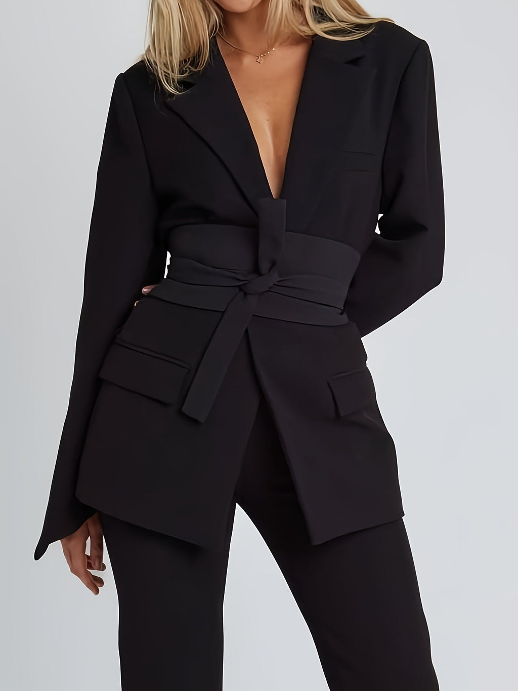 Women's Elegant Blazer with Tailored Cut and Belt