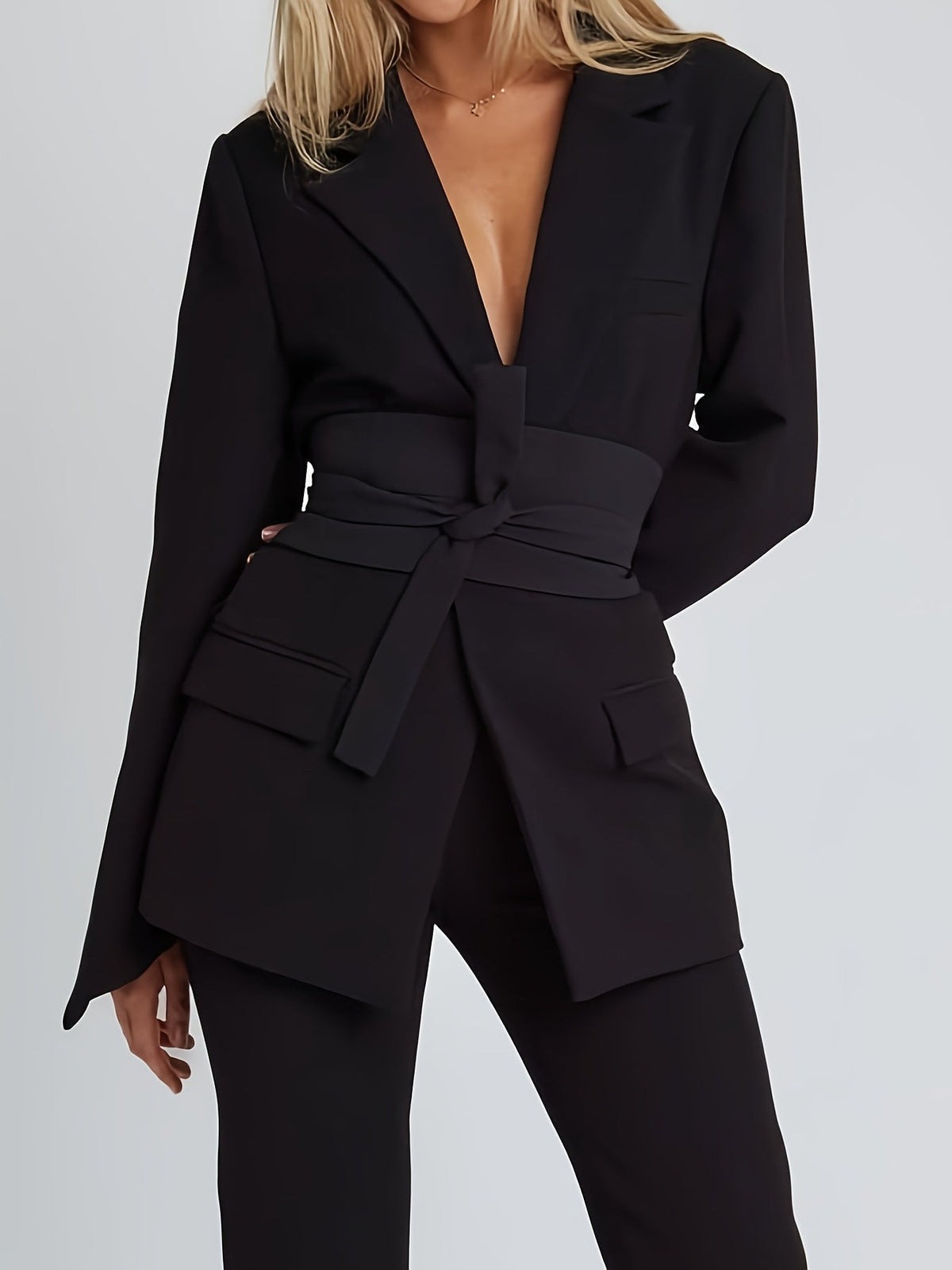 Women's Elegant Blazer with Tailored Cut and Belt