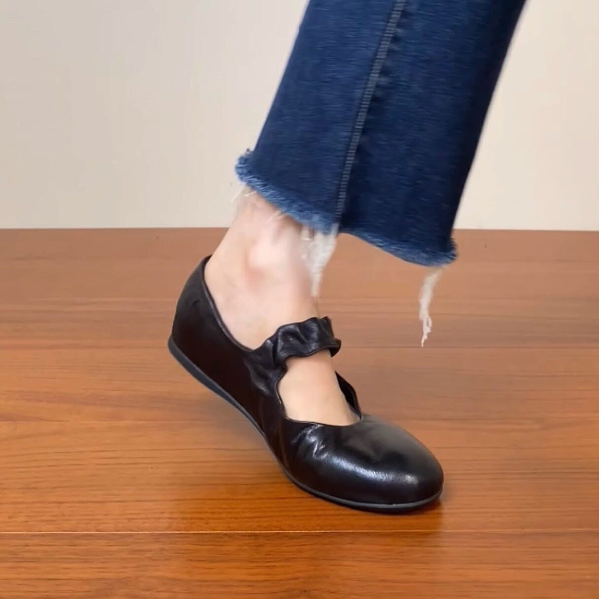 Women's Ballet Flats with Elastic Strap Design and Ergonomic Footbed
