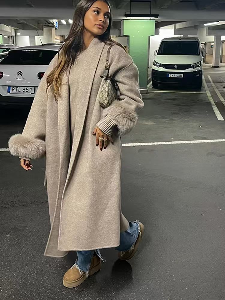 Women's Elegant Wool Coat with Luxurious Fur Sleeves