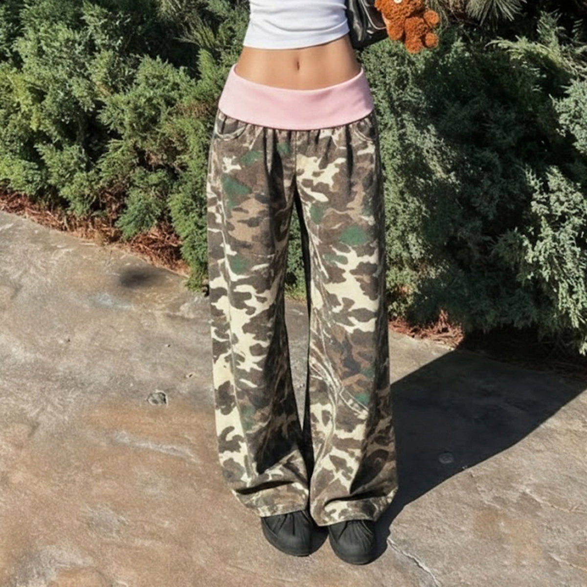 Women's Comfortable Cargo Pants with Elastic Waistband and Camouflage Pattern
