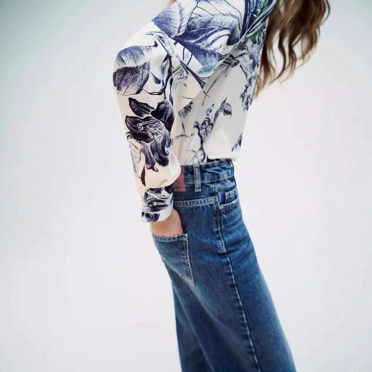 Women's Blouse with Floral Print and Elegant Button Placket