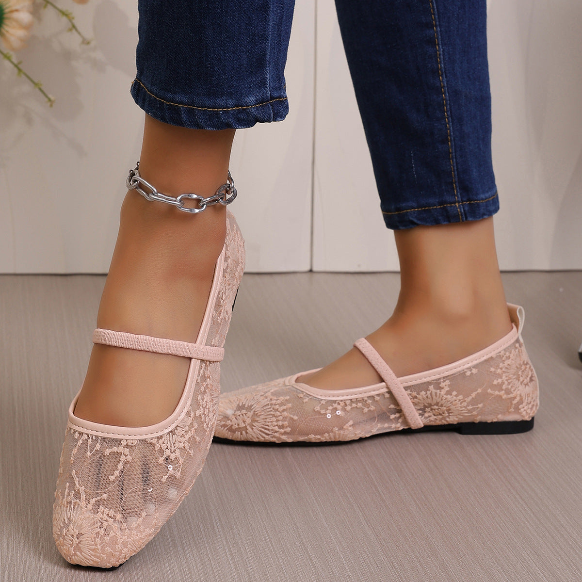 Women's ballet flats with delicate embroidery and elastic strap