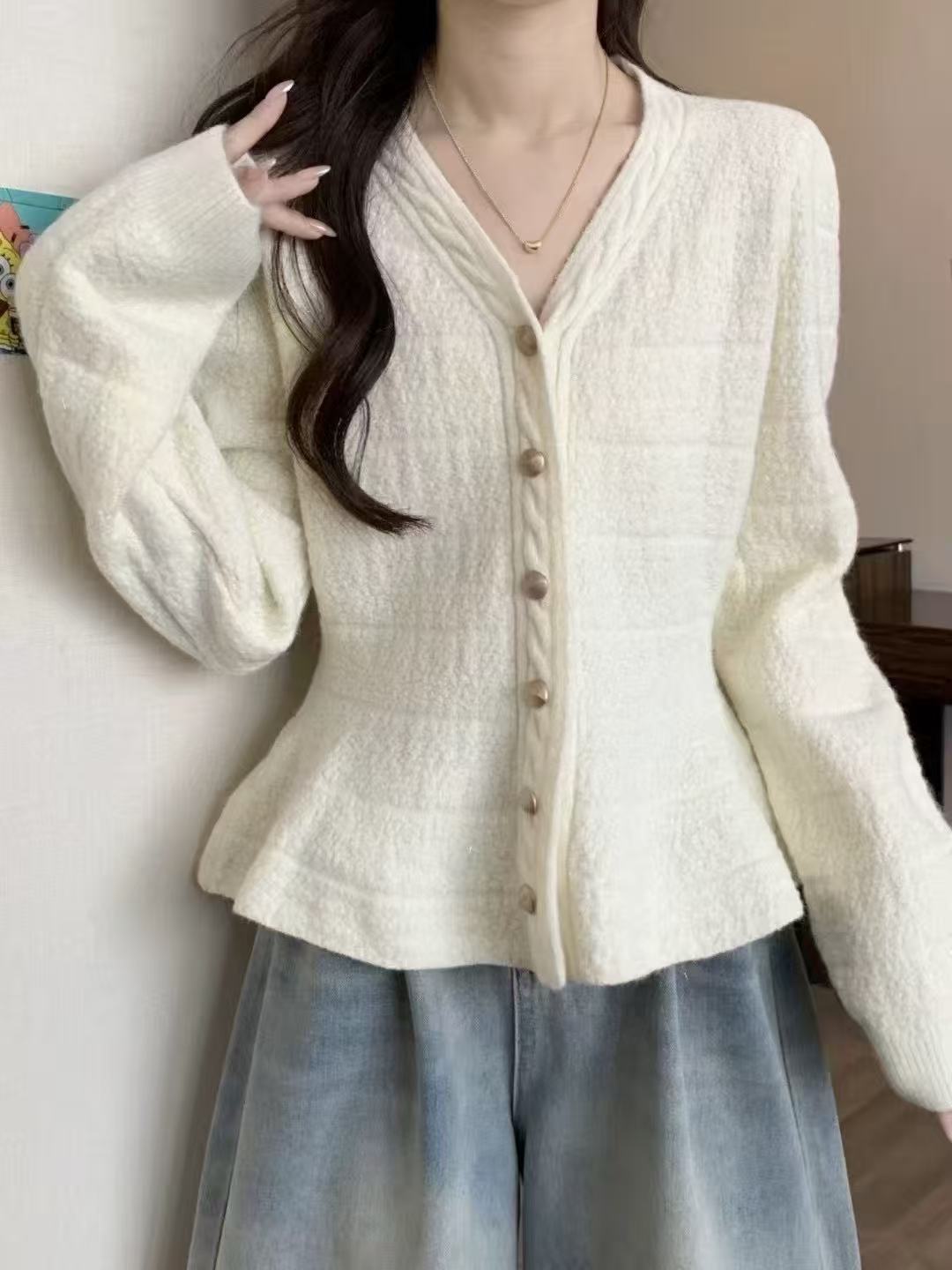 Elegant Knit Cardigan with Textured Design and Puff Sleeves
