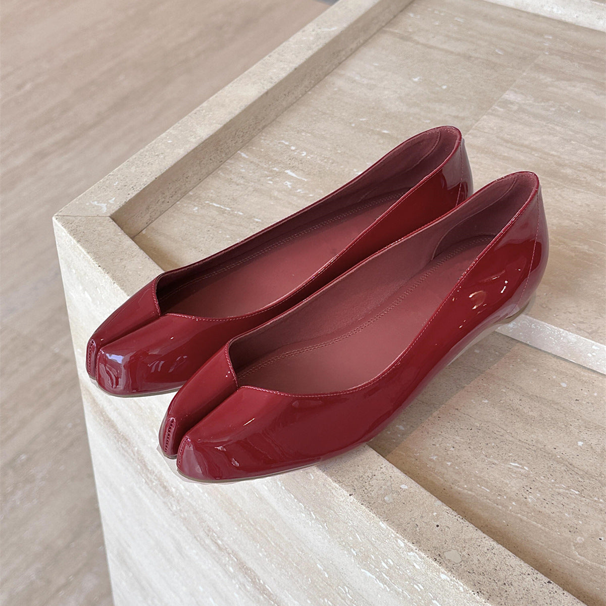 Women's Ballet Flats with Elegant High-Gloss Finish and Comfortable Strap