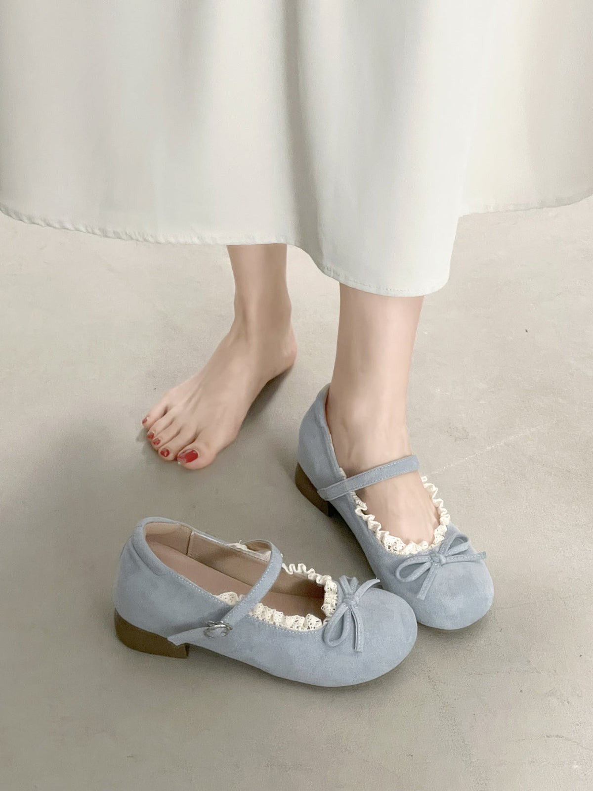 Women's ballet flats with elegant ruffled edge and practical strap