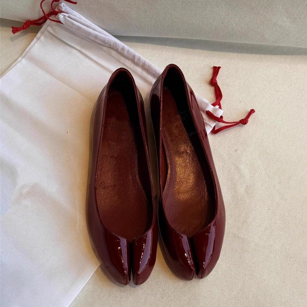 Women's Ballet Flats with Elegant High-Gloss Finish and Comfortable Strap