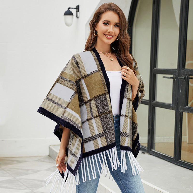 Elegant Poncho with Modern Plaid Pattern and Fringe