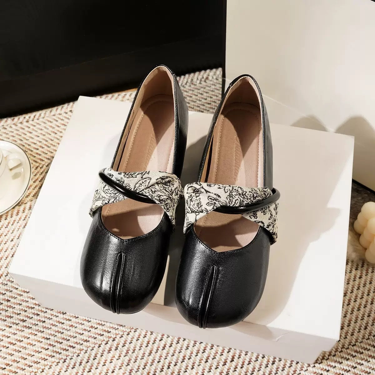 Women's Ballet Flats with Decorative Strap and Elegant Shine