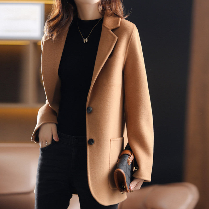 Women's Elegant Wool Blazer with Classic Lapels and Structured Fit