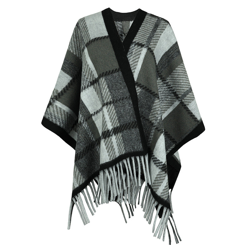 Elegant Poncho with Modern Plaid Pattern and Fringe