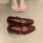 Women's Ballet Flats with Elegant Strap and Playful Cut