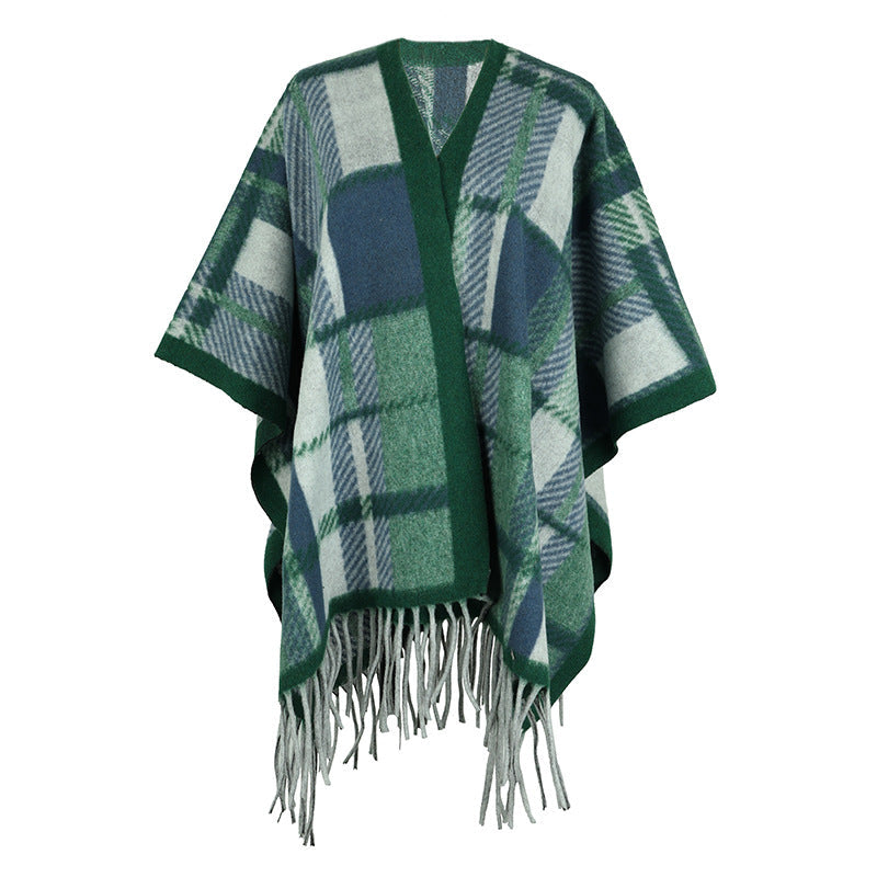 Elegant Poncho with Modern Plaid Pattern and Fringe