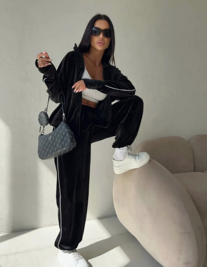 Elegant Velour Loungewear Set in a Sporty Design with Contrasting Stripes