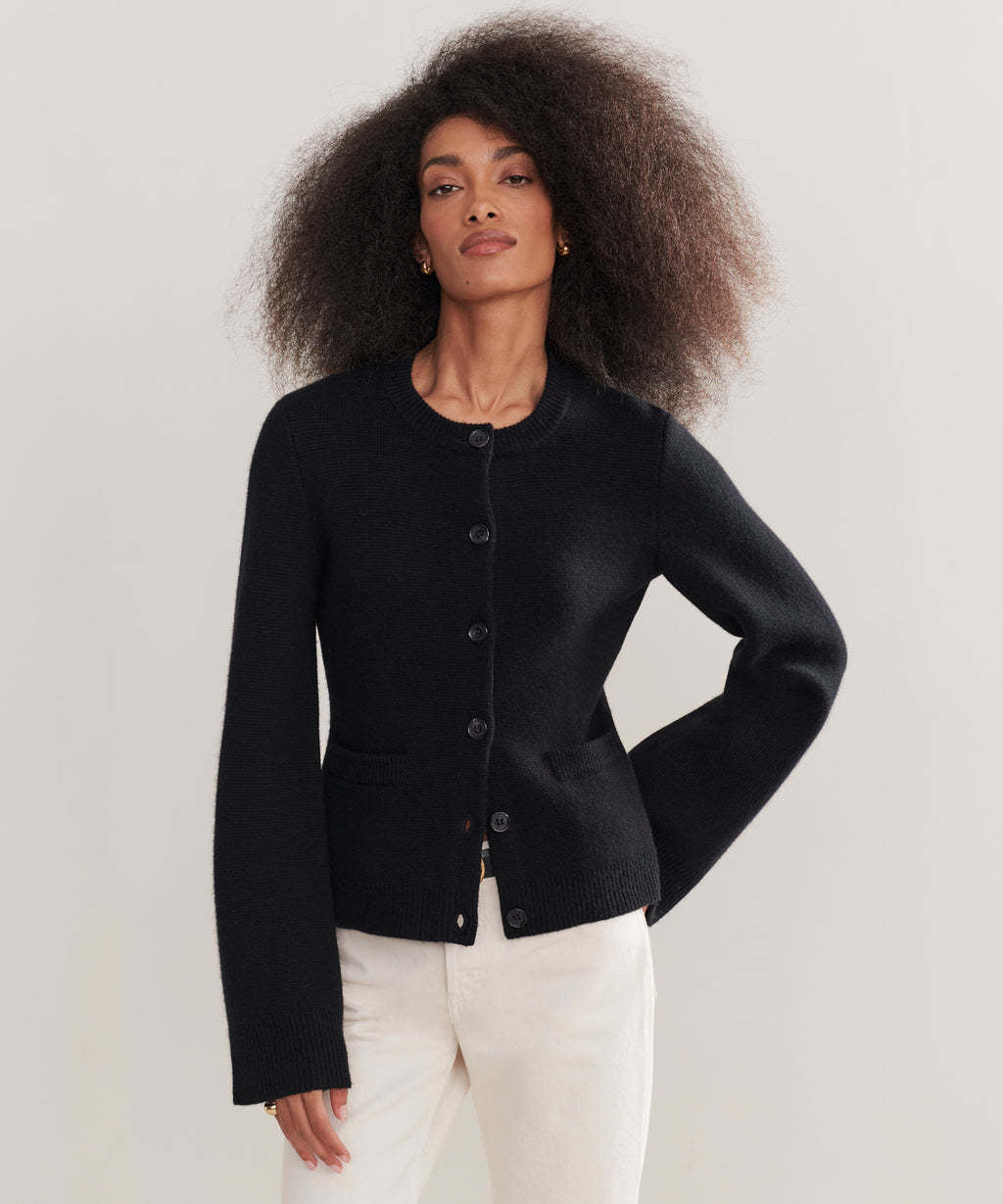 Women's Elegant Cardigan with Button Details and Practical Pockets
