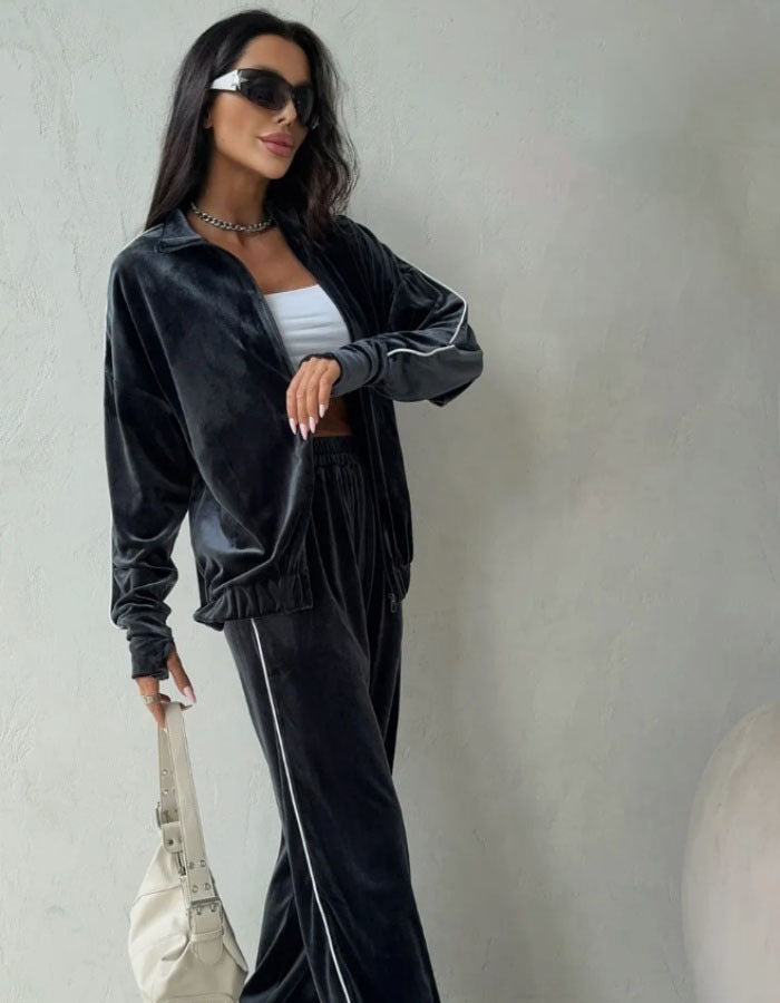 Elegant Velour Loungewear Set in a Sporty Design with Contrasting Stripes