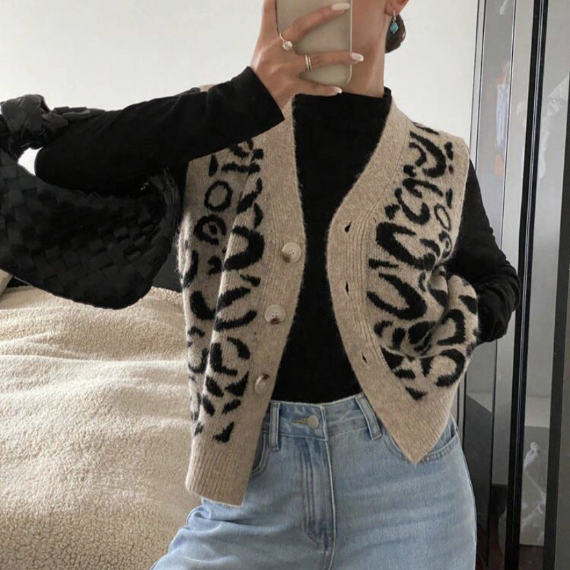 Women's Patterned Knit Vest with Button Closure and Pockets
